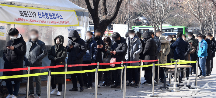 지난 16일 서울광장에 마련된 선별진료소에서 시민들이 신속항원검사를 받기 위해 대기하고 있다. 황진환 기자