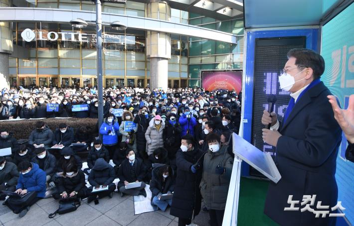 이재명 더불어민주당 대선후보가 17일 오전 서울 노원구 상계동 롯데백화점 노원점 앞에서 유세를 펼치고 있다.