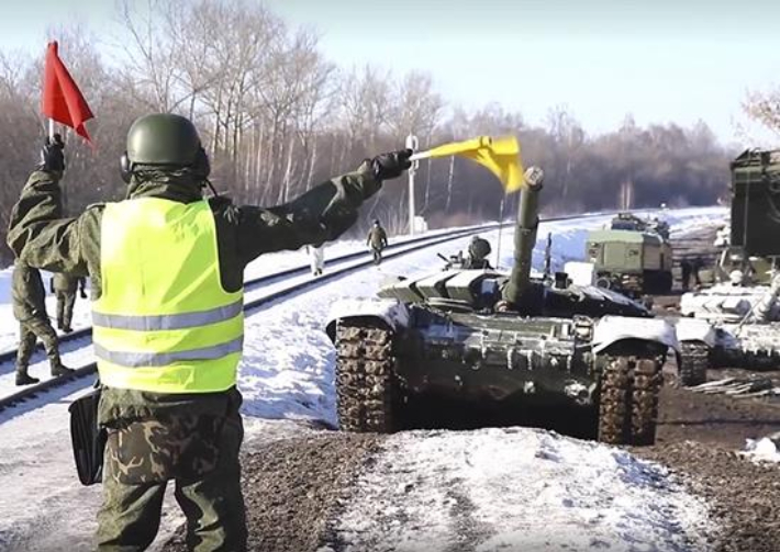 러시아 국방부는 16일 오전(현지시간) 크림반도에서 훈련을 마친 러시아군 부대들이 원주둔지로 복귀하고 있다고 밝혔다. 훈련 뒤 철수하는 러시아 서부군관구 소속 전차부대. 러시아 국방부 제공