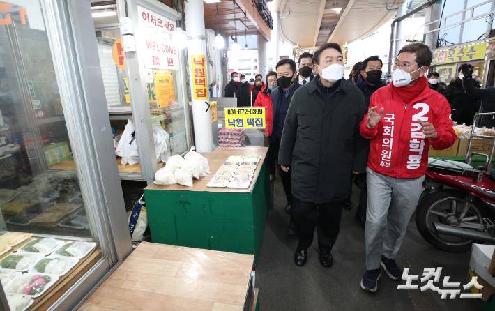 김학용 재보궐선거 후보와 안성 중앙시장 둘러보는 윤석열 대선후보