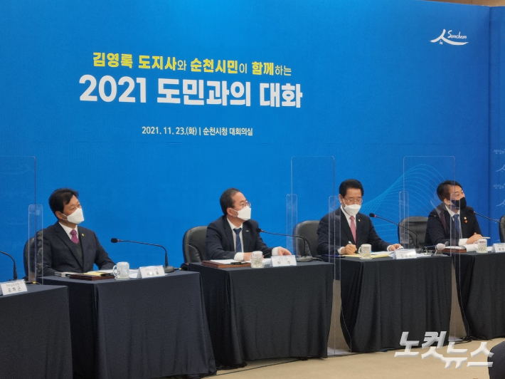 김영록 전라남도지사는 지난해 11월 순천시청에서 열린 도민과의 대화에서 "순천시 경전선 전철화 지중화를 위해 모든 행정력과 정치력을 동원하도록 노력하겠다"고 밝혔다. 박사라 기자