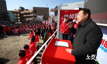 국민의힘 윤석열 대선 후보가 17일 오전 경기도 용인 테이스티 애비뉴 옆 공터에서 열린 