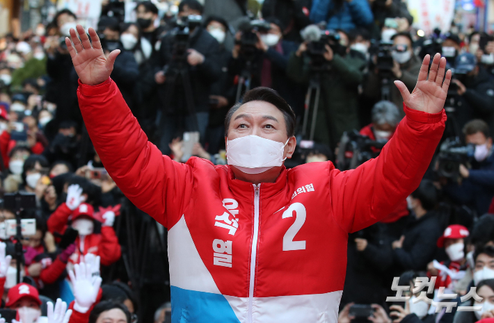 국민의힘 윤석열 대선 후보가 15일 오후 부산 진구 서면 젊음의 거리에서 지지를 호소하고 있다. 부산=황진환 기자