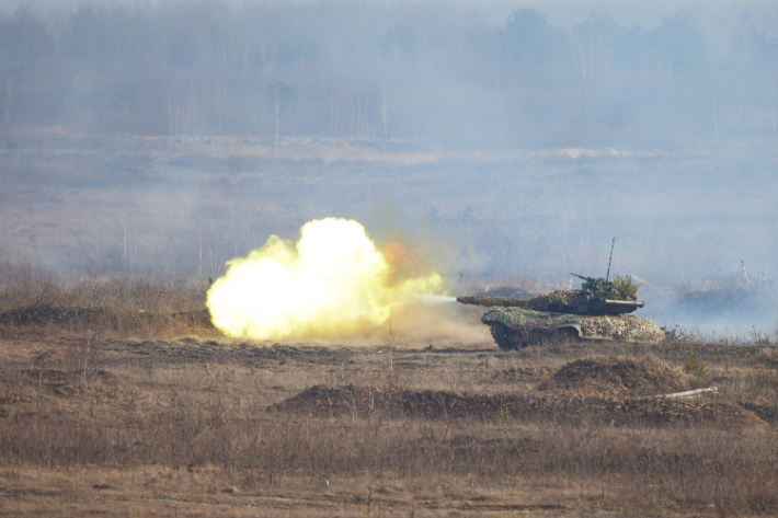 16일(현지시간) 우크라이나 북부 리브네에서 기갑부대가 러시아 침공에 대비해 전술훈련을 벌이면서 탱크로 사격을 하고 있다. 연합뉴스