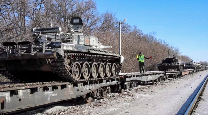 러시아군 탱크들이 16일(현지시간) 보로네즈 지역에서 화물열차 화차에 실려 이동하고 있다. 연합뉴스