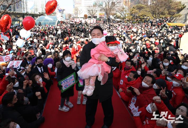 아이 안은 윤석열