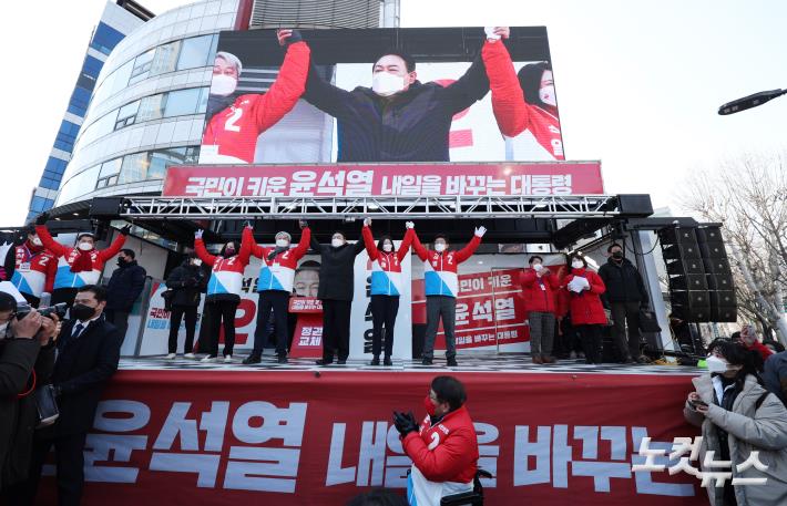 국민의힘 윤석열 대선 후보가 17일 오후 서울 송파구 인근 사거리에서 열린 유세에서 발언하고 있다.