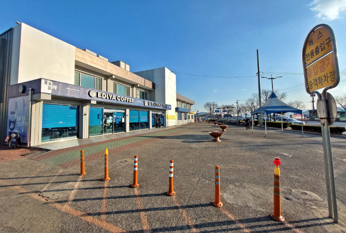 경주의 도시이미지를 해친다는 지적을 받고 있는 경주시외버스터미널 주변 모습. 경주시 제공