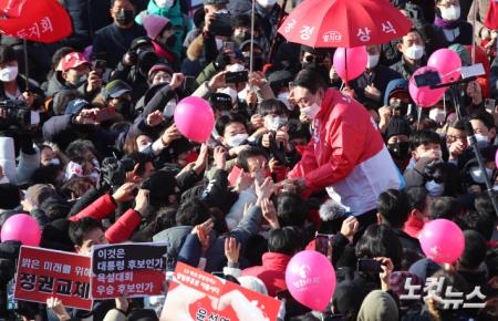 윤석열 국민의힘 대선후보가 17일 서울 서초구 서초동에서 유세를 마친 뒤 시민들과 손을 잡고 있다.