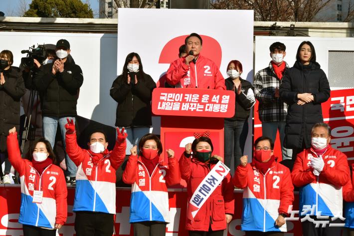 윤석열 국민의힘 대선 후보가 17일 오후 서울 서초구 고속터미널에서 열린 유세에서 유권자들에게 지지를 호소하고 있다.