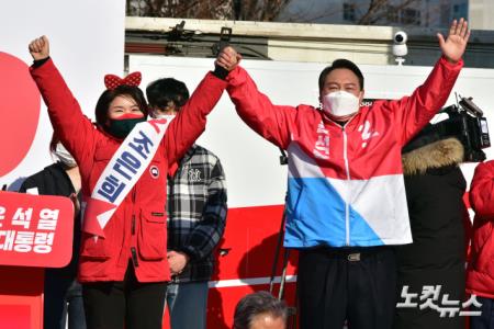 윤석열 국민의힘 대선 후보가 17일 오후 서울 서초구 고속터미널에서 열린 유세에서 조은희 서초갑 보궐선거 출마자와 함께 유권자들에게 지지를 호소하고 있다.