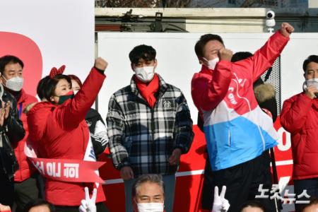 윤석열 국민의힘 대선 후보가 17일 오후 서울 서초구 고속터미널에서 열린 유세에서 조은희 서초갑 보궐선거 출마자와 함께 유권자들에게 지지를 호소하는 어퍼컷 세리머니를 하고 있다.