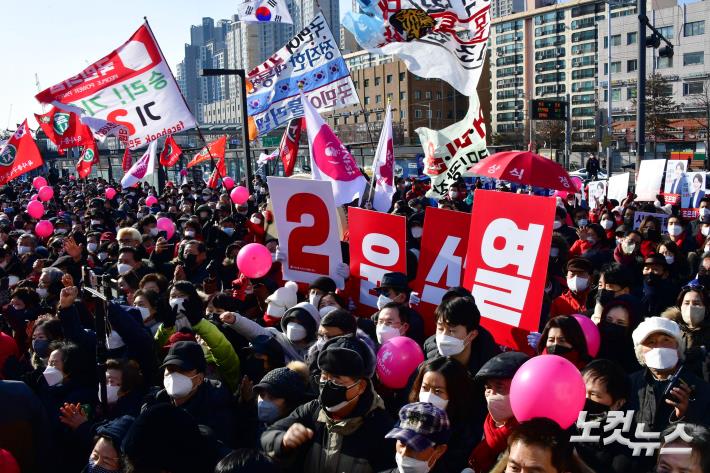 윤석열 후보 연호하는 선거운동원들과 지지자들