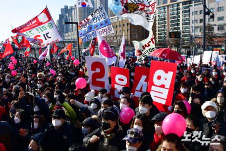 윤석열 후보 연호하는 선거운동원들과 지지자들