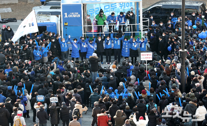더불어민주당 이재명 대선 후보가 17일 오후 서울 성동구 왕십리역사광장에서 열린 거점 유세에 앞서 유권자들의 지지를 호소하고 있다. 황진환 기자