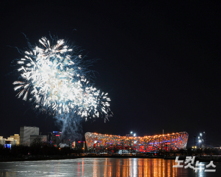 2022 베이징 겨울올림픽 개막일인 지난 4일 오후 중국 베이징 국립경기장 위로 불꽃놀이가 펼쳐지고 있다. 베이징(중국)=박종민 기자