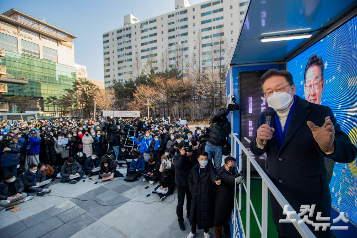 더불어민주당 이재명 대선후보가 지난 17일 오후 서울 성동구 왕십리역 집중유세에서 연설을 하고 있다. 황진환 기자