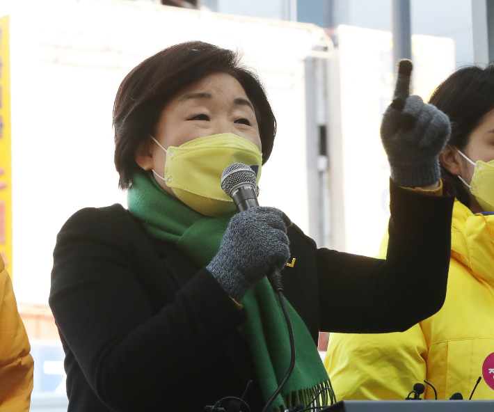 정의당 심상정 대선 후보가 17일 오후 울산 남구 신정시장 앞에서 지지를 호소하고 있다. 연합뉴스