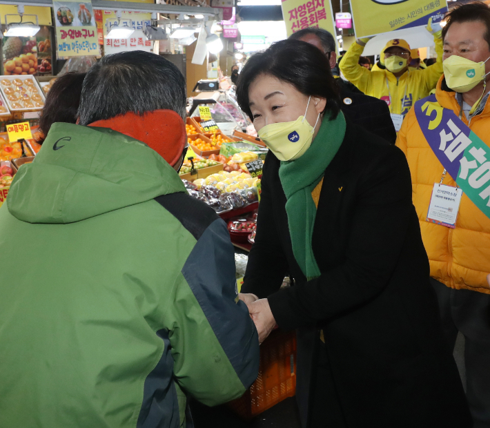 정의당 심상정 대선 후보가 17일 오후 울산시 남구 신정시장을 찾아 시민들과 인사하고 있다. 연합뉴스