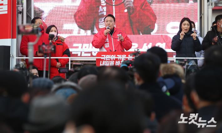 국민의힘 윤석열 대선 후보가 17일 오후 서울 종로구 동묘앞역 인근에서 지지를 호소하고 있다. 이날 유세에는 종로 보궐선거에 출마한 최재형 전 감사원장과 유승민 전 의원이 함께했다.