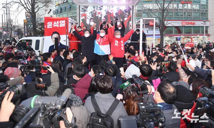 유승민 전 의원과 윤석열 국민의힘 대선 후보, 최재형 서울 종로구 국회의원 보궐선거 후보(왼쪽부터)가 17일 오후 서울 동묘앞역 일대에서 열린 "나라를 바로 세웁시다" 종로 지역 유세에서 유권자들에게 지지를 호소하며 손을 맞잡고 있다.