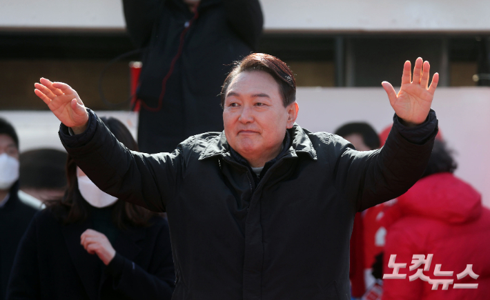 국민의힘 윤석열 대선 후보가 17일 오후 경기도 성남시 야탑역 광장에서 열린  '부패 없는 성남! 공정한 대한민국!"거리유세에서 지지를 호소하고 있다. 이한형 기자