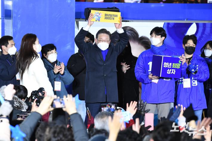 이재명 더불어민주당 대선후보가 17일 오후 서울 마포구 홍대 상상마당 앞에서 열린 '이제는 청년이다! 청년기회국' 선거 유세에서 유권자들에게 지지를 호소하며 공약을 발표하고 있다.