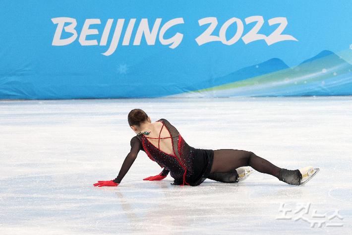 러시아올림픽위원회(ROC) 카밀라 발리예바가 17일 중국 베이징 캐피털 인도어 스타디움에서 열린 2022 베이징동계올림픽 피겨스케이팅 여자 싱글 프리스케이팅 경기에서 연기를 펼치던 중 넘어지고 있다. 베이징(중국)=박종민 기자