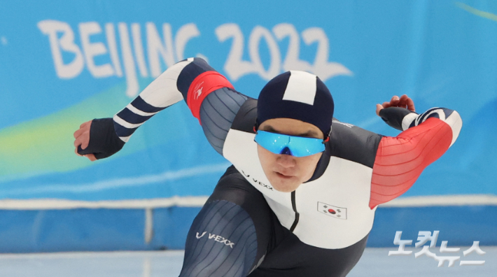 차민규가 12일 중국 베이징 내셔녈 스피드스케이팅 경기장에서 열린 2022 베이징 동계올림픽 스피드 스케이팅 남자 500m 경기에서 질주하고 있다. 베이징(중국)=박종민 기자