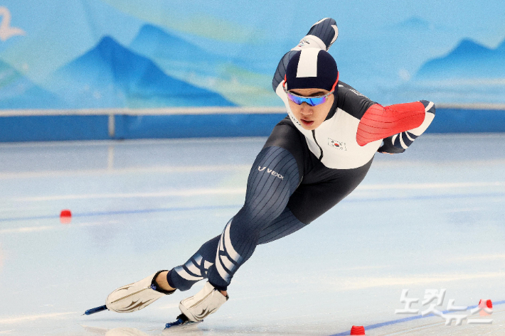 김민석이 8일 중국 베이징 국립 스피드스케이팅 경기장에서 열린 2022 베이징동계올림픽 스피드스케이팅 남자 1500m 경기에서 역주하고 있다. 베이징(중국)=박종민 기자
