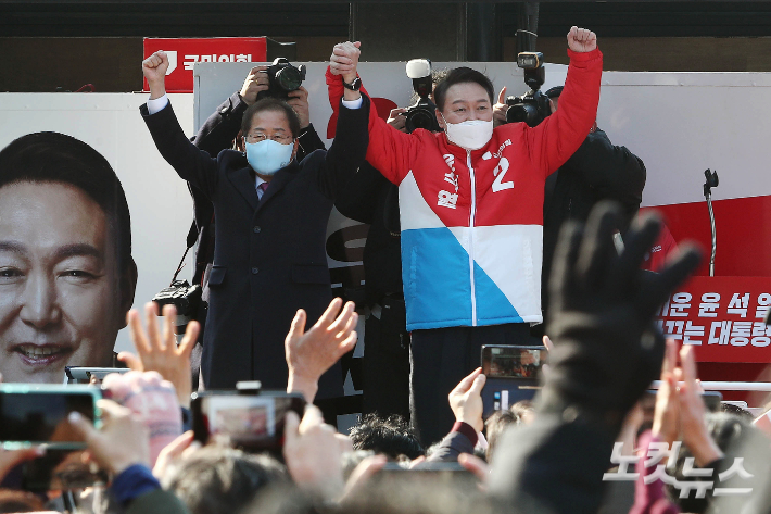 국민의힘 윤석열 대선 후보(오른쪽), 홍준표 의원이 공식선거운동 첫날인 15일 동대구역 광장에서 열린 선거 유세에서 지지자들을 향해 인사하고 있다. 대구=황진환 기자