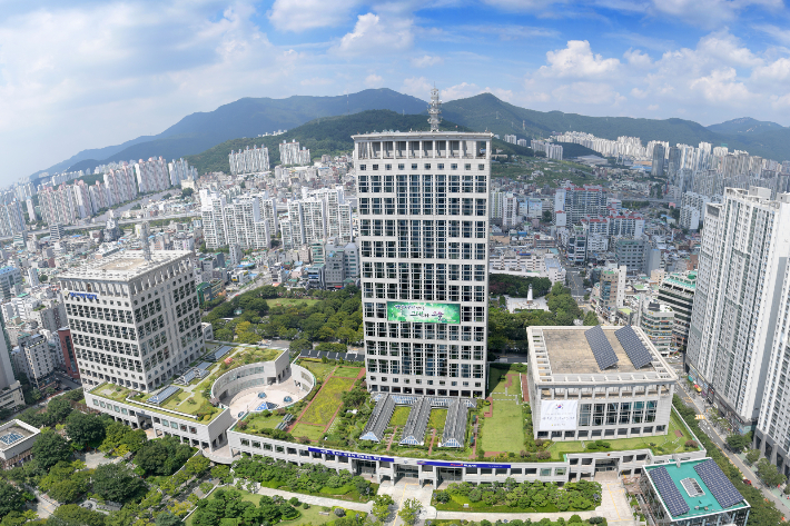 부산시가 고농도 미세먼지를 저감하기 위해 역대 최대규모로 전기자도차 보급사업을 추진한다. 부산시청 제공 