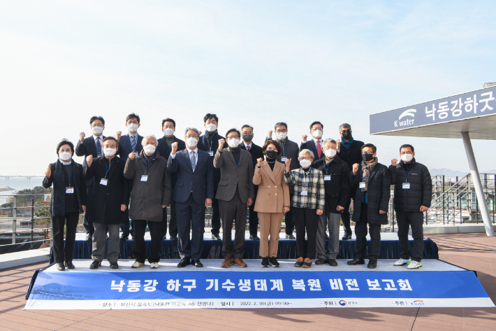 낙동강하굿둑이 35년만에 상시개방되는 가운데 부산시는 낙동강 시대가 출발했다고 선언했다. 부산시와 환경부는 18일 을숙도에서 낙동강 하구 기수생태계 복원 비전 보고회를 열었다. 부산시청 제공 
