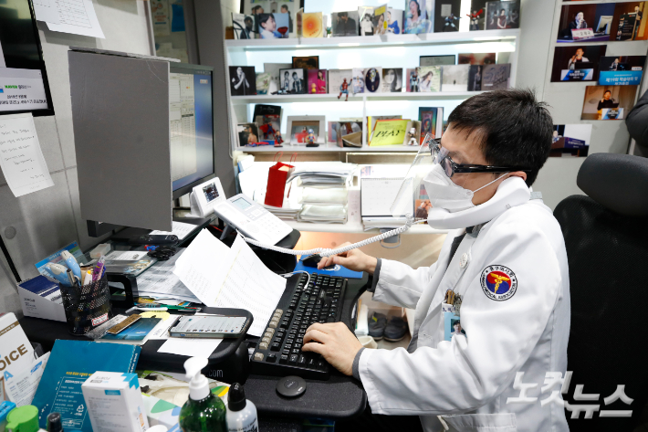 코로나19 재택치료 중인 환자와 비대면 진료를 하는 의료진 모습. 이한형 기자