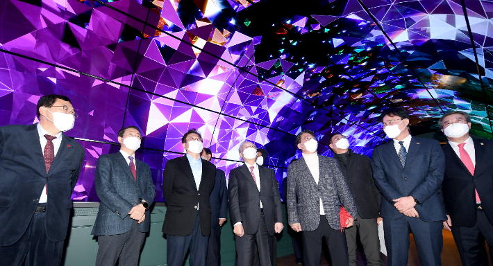 문화엑스포 민간콘텐츠 운영사업 성과 보고회 참석자들이 시설을 둘러보고 있다. 경북도 제공