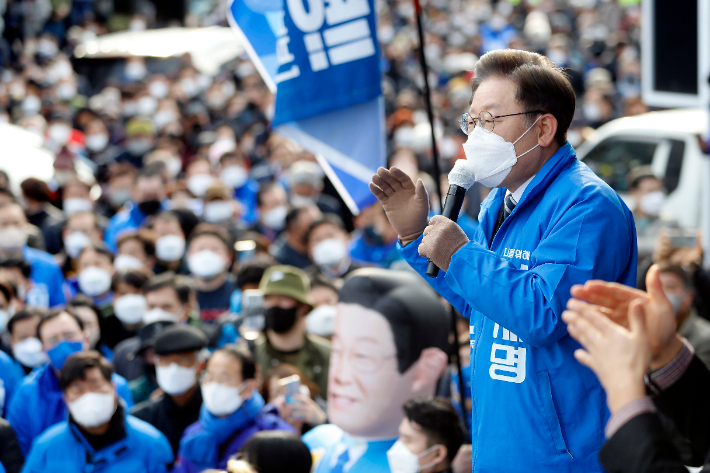 더불어민주당 이재명 대선후보가 18일 전남 나주시 금성관 정수루에서 열린 '호남의 중심 나주, 이재명과 함께 합니다' 나주 유세에서 지지를 호소하고 있다. 연합뉴스