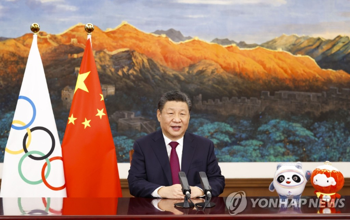 (베이징 신화=연합뉴스) 시진핑 중국 국가주석이 2022 베이징 동계올림픽 개막을 하루 앞둔 3일 베이징에서 열린 제139차 국제올림픽위원회(IOC) 총회 개막식에서 화상으로 연설하고 있다. 2022.2.3 jsmoon@yna.co.kr 연합뉴스
