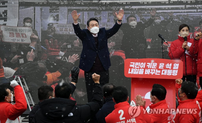 (광주=연합뉴스) 이정훈 기자 = 국민의힘 윤석열 대선 후보가 2월 16일 광주 광산구 송정매일시장에서 열린 거점유세에서 지지자들의 환호에 손을 들어 답하고 있다. [공동취재] uwg806@yna.co.kr 연합뉴스