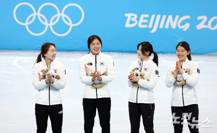 13일 중국 베이징 캐피털 인도어 스타디움에서 열린 2022 베이징 동계올림픽 쇼트트랙 여자 3000m 결승전에서 은메달을 획득한 한국 대표팀 최민정, 김아랑, 이유빈, 서휘민이 플라워 세리머니를 하고 있다. 베이징(중국)=박종민 기자