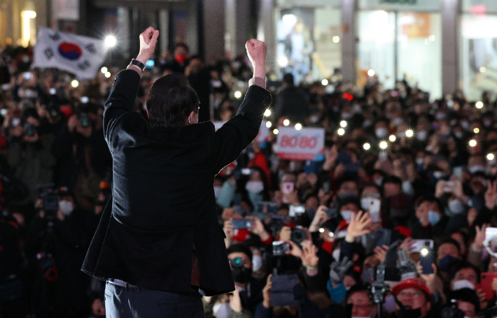 국민의힘 윤석열 대선 후보가 18일 저녁 대구 중구 동성로에서 열린 유세에서 지지자들에게 인사하고 있다. 연합뉴스