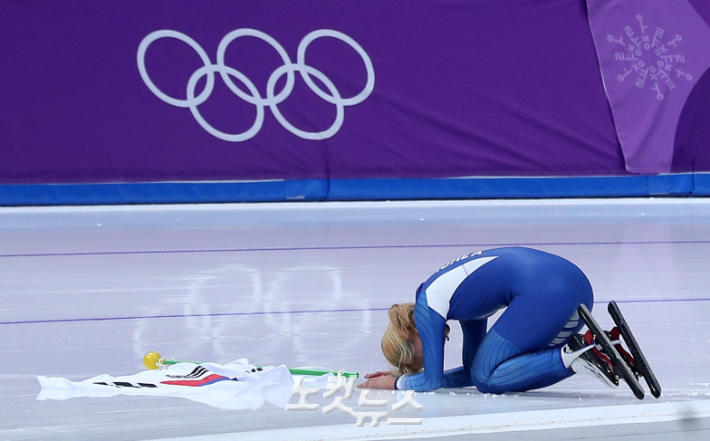 김보름이 2018 평창동계올림픽 여자 매스스타트 결승에서 은메달을 따낸 뒤 절을 하며 흐느끼는 모습. 이한형 기자