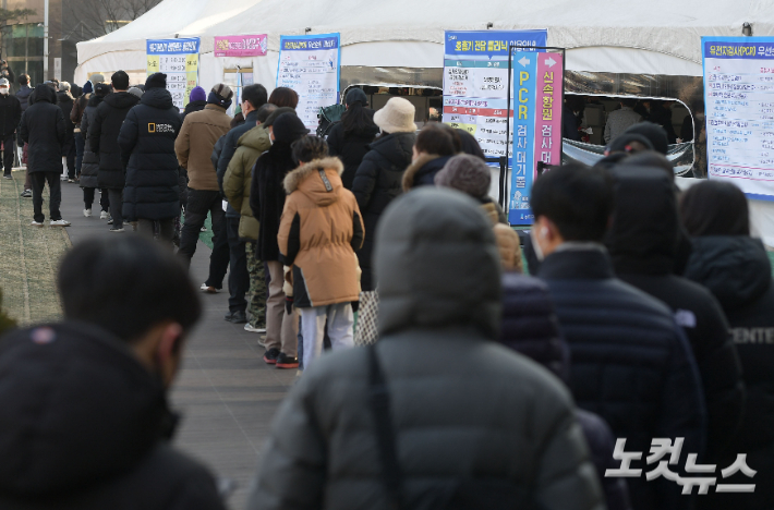 서울 송파구 보건소 선별 진료소에서 시민들이 검사를 받기 위해 줄을 서있다. 이한형 기자