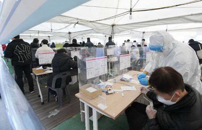 서울 송파구 보건소 선별 진료소에서 시민들이 신속항원검사를 받고 있다. 이한형 기자