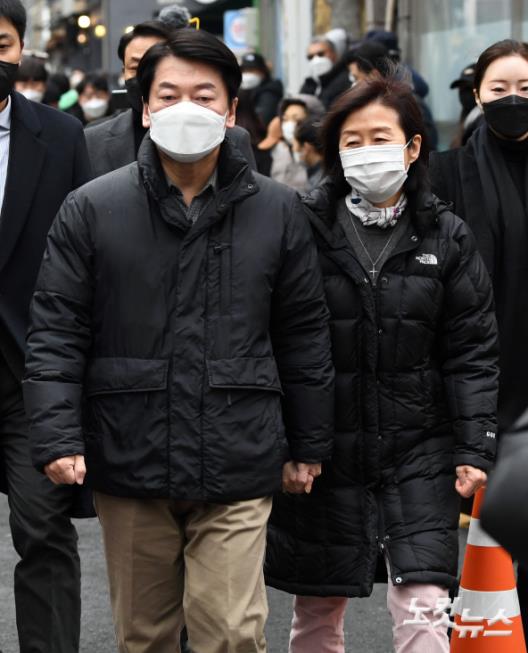 부인 손 꽉잡은 안철수 후보