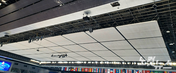 피겨스케이팅 경기장 천장에 각종 스피커와 음향 장비가 설치돼 있는 모습. 노컷뉴스 