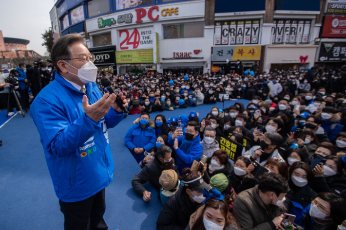  더불어민주당 이재명 대선후보가 19일 전북 전주시 전북대학교 앞에서 열린 '새로운 전북의 미래, 균형발전의 중심 전북!'전주 집중 유세에서 지지를 호소하고 있다. 연합뉴스