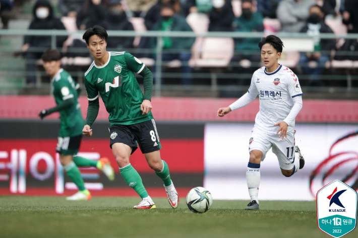 전북 현대 백승호(사진 왼쪽), 수원FC 이승우(사진 오른쪽). 한국프로축구연맹