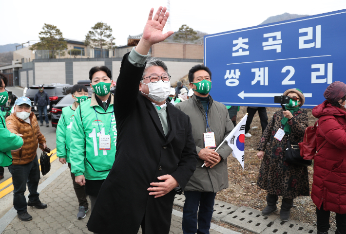 우리공화당 조원진 대선후보가 19일 대구 달성군 박근혜 전 대통령의 사저를 찾아 지지자들과 인사하고 있다. 연합뉴스