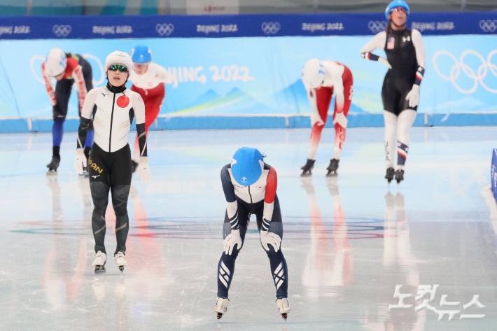 김보름이 19일 중국 베이징 내셔털 스피드스케이팅 오벌에서 열린 2022 베이징동계올림픽 매스스타트 여자 결승전에서 역주한 뒤 숨을 고르고 있다. 박종민 기자