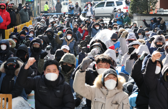 서울 중구 CJ대한통운 본사 앞에서 전국택배노동조합 CJ대한통운본부의 점거 농성 시위가 이어지고 있다. 연합뉴스